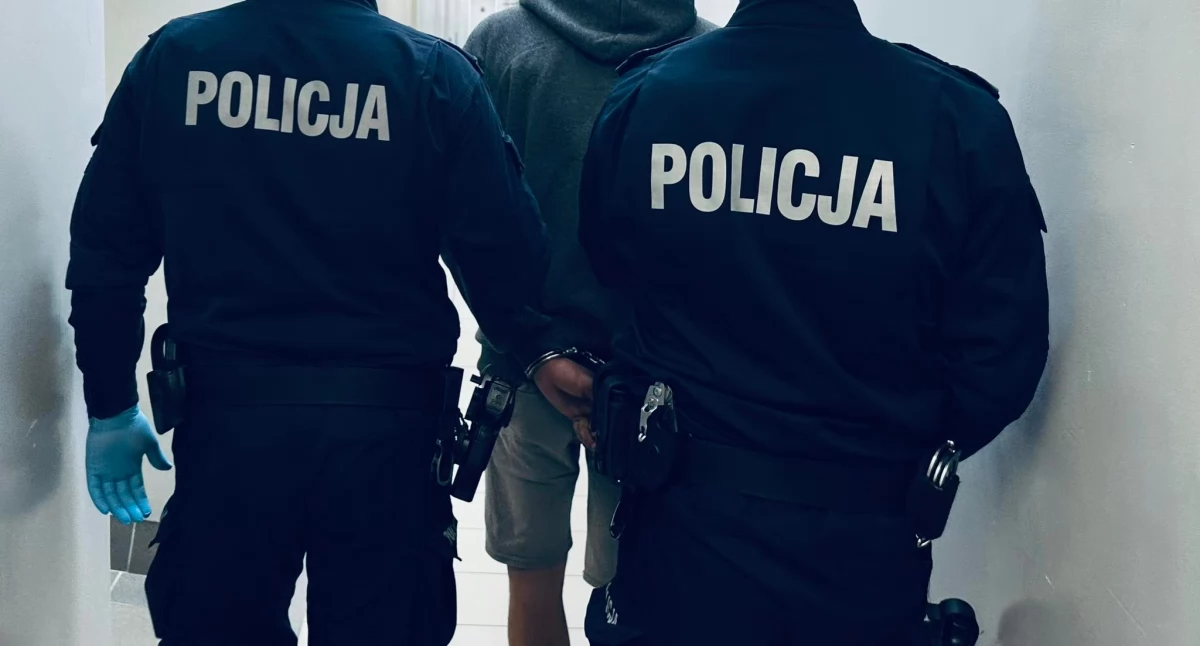 Zatrzymanie poszukiwanego w Koninie. Konińscy kryminalni doprowadzili 25-latka do więzienia