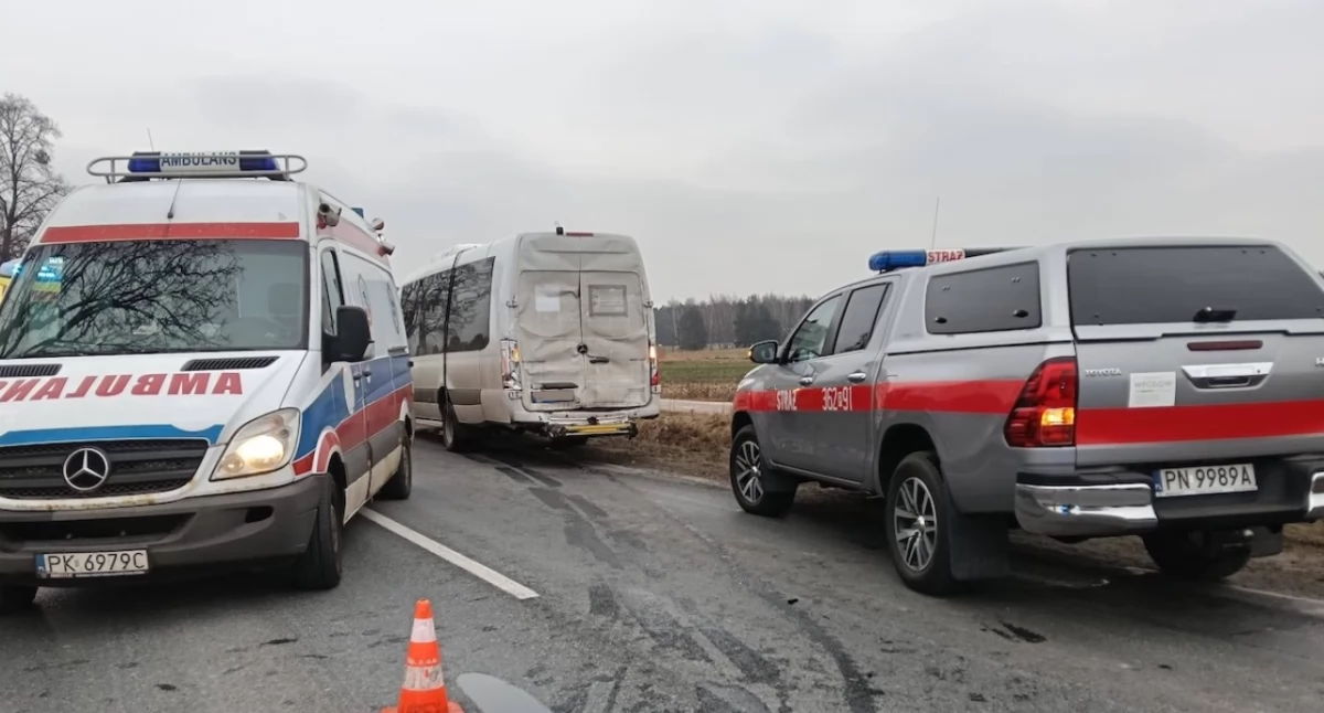 Wypadek na DK25 w Rychwale. Bus z dziećmi zderzył się z ciężarówką i osobówką