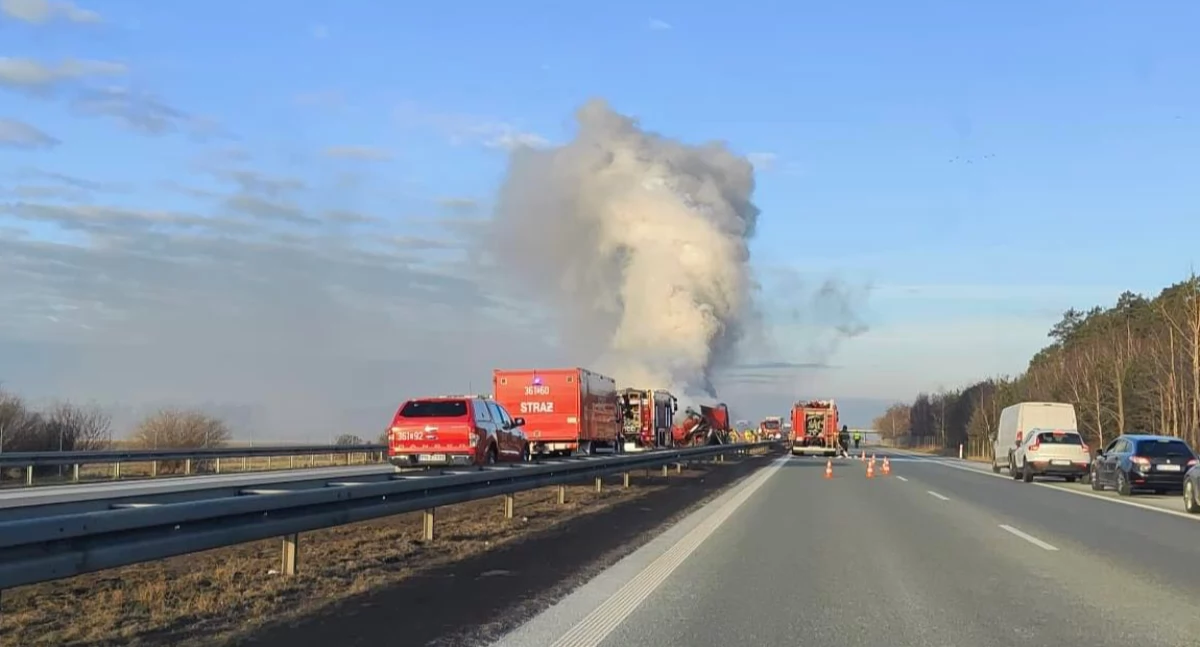 Wypadek A2 Konin, całkowita blokada autostrady po pożarze ciężarówki