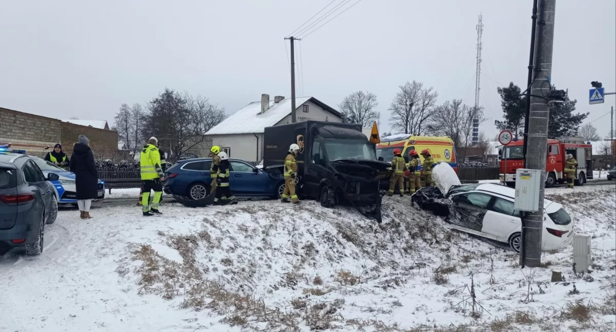 Wypadek w Główiewie. Zderzenie trzech pojazdów i ruch wahadłowy na drodze w regionie konińskim
