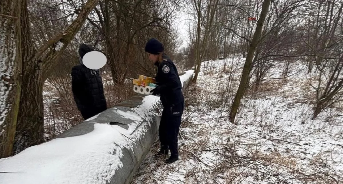 Policjanci kupili jedzenie i podstawowe produkty osobie w kryzysie bezdomności