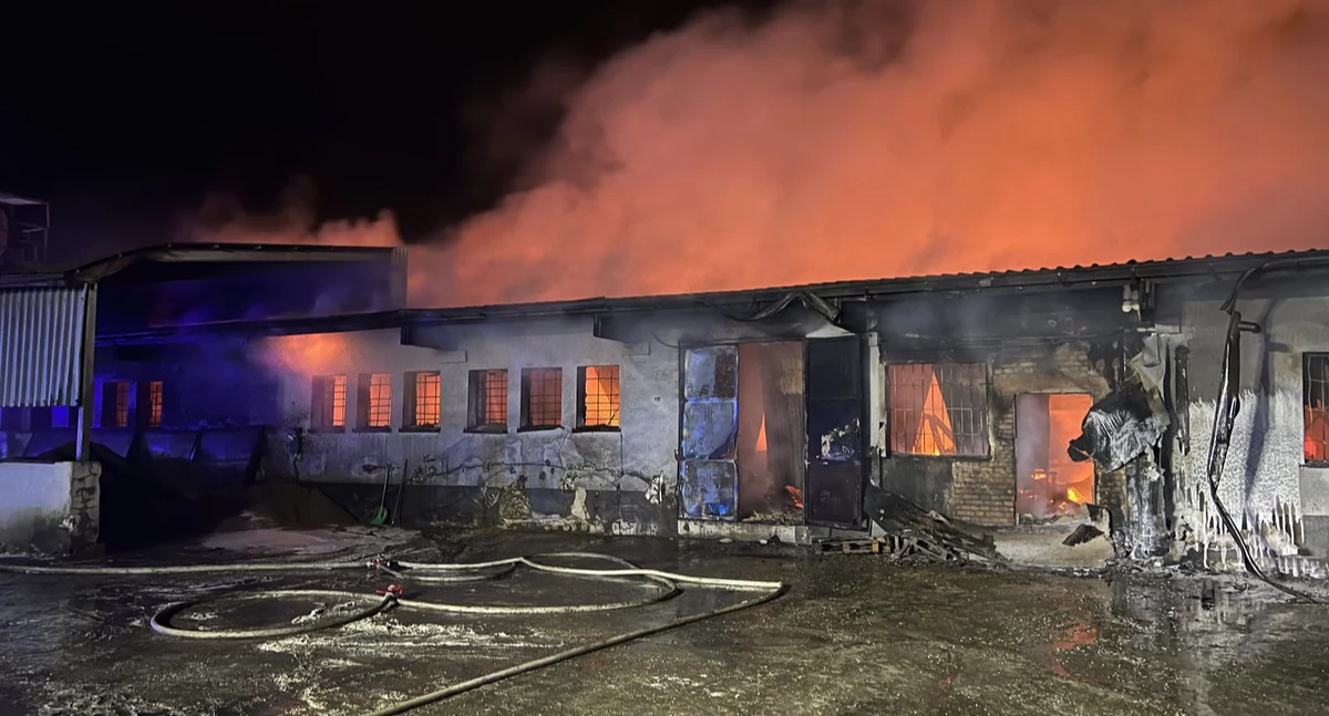 Pożar hali magazynowej w Cieninie Zabornym – 23 zastępy straży pożarnej walczą z ogniem