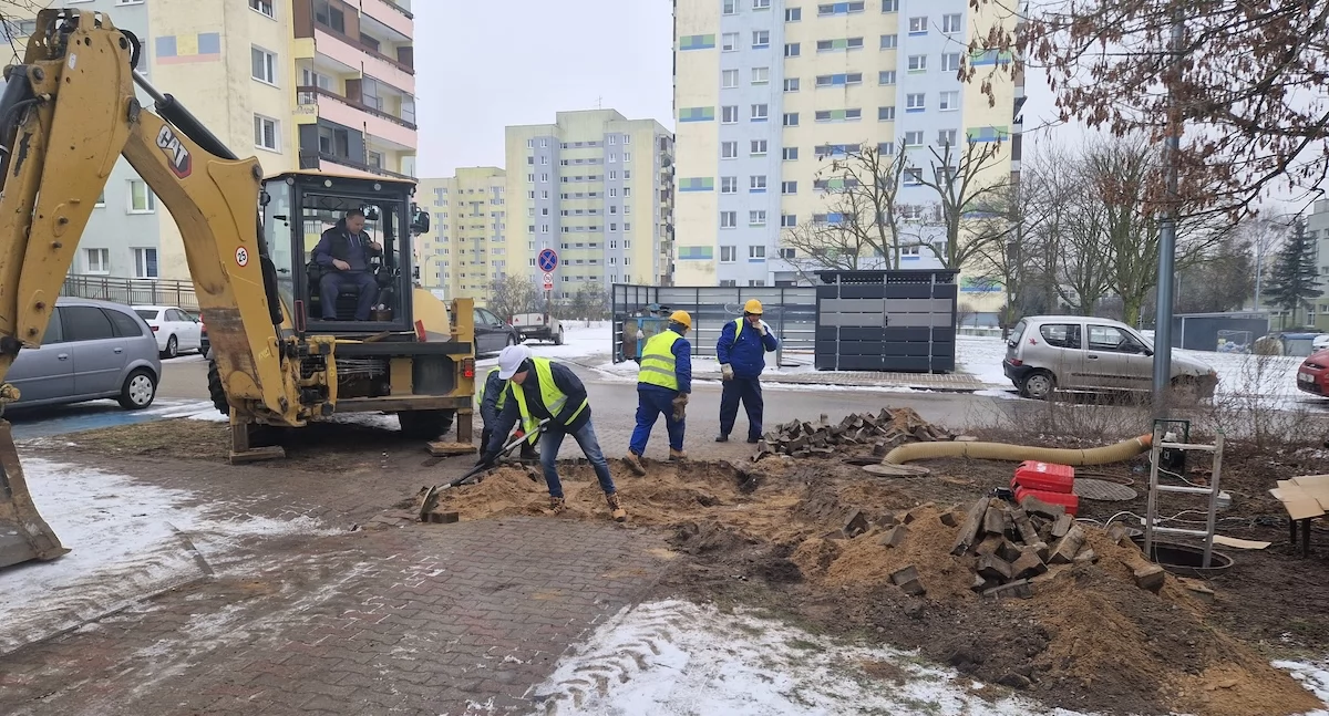 Awaria ciepłownicza na osiedlu Zatorze w Koninie. Trwa usuwanie usterki