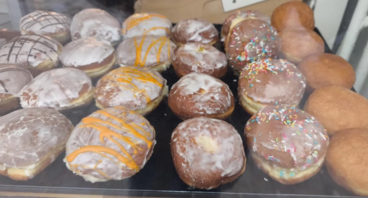 Tłusty Czwartek w Koninie. Kolejki po pączki jak co roku – tradycja ma się świetnie