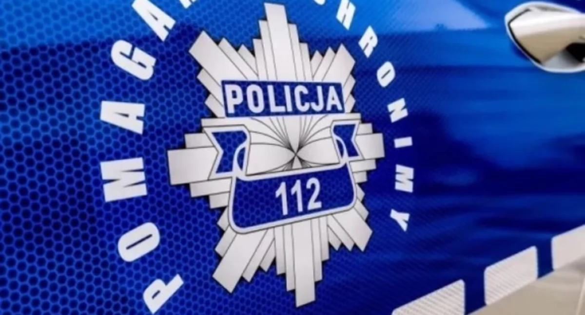 Odnalezienie 79-latki w powiecie kolskim. Policjanci uratowali wyziębioną kobietę uwięzioną między ogrodzeniami