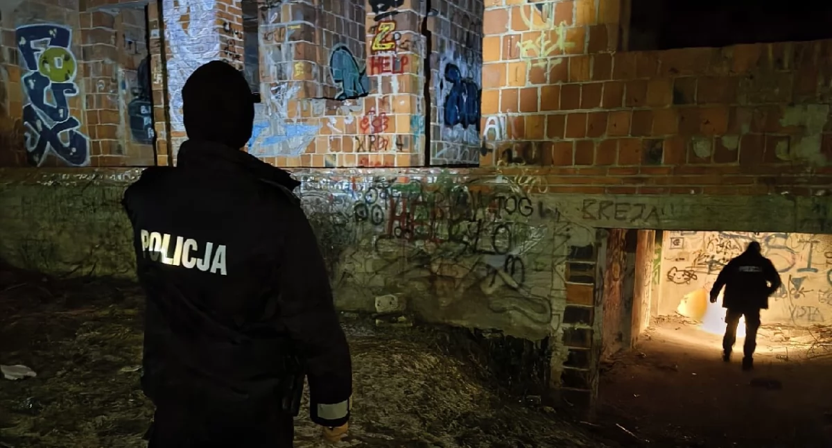 Pomoc osobom bezdomnym w Koninie. Policjanci kontrolują miejsca, gdzie mogą przebywać potrzebujący