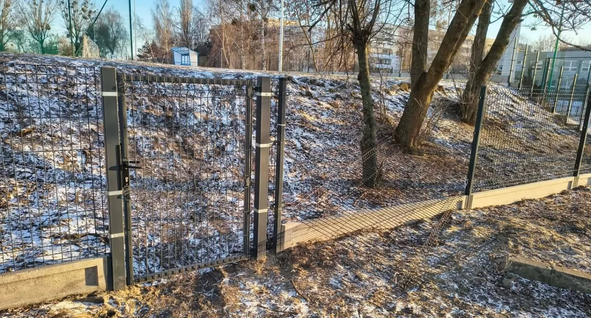 Wandalizm przy boiskach w Konin, zniszczone ogrodzenie przy III LO