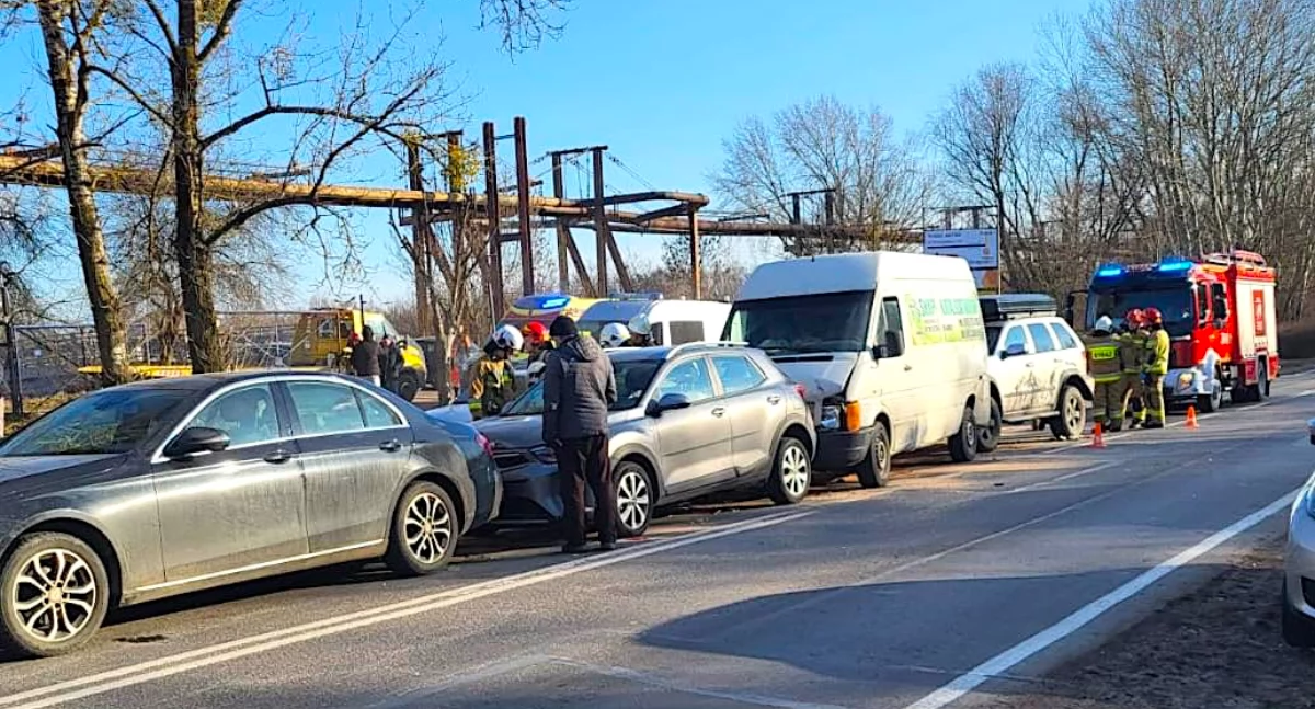 Zderzenie pięciu pojazdów na DK 25 w Koninie - utrudnienia na ul. Przemysłowej przy elektrowni