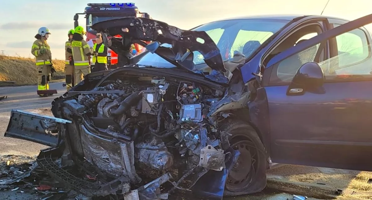 Wypadek drogowy w Rybnie - zderzenie dwóch samochodów osobowych, jedna osoba w szpitalu
