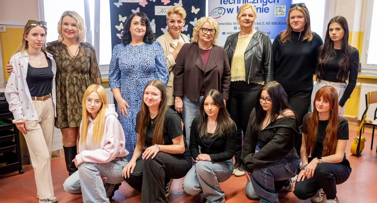 Dzień Kobiet w Zespole Szkół Technicznych Konin: „Od Kobiet dla Kobiet” – Radne miasta z fryzurami i masażem od uczennic