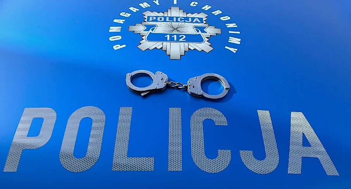Pościg za nietrzeźwym kierowcą w gminie Dobra: 43-latek z ponad 2,5 promila uciekał radiowozowi i pieszo – grozi do 5 lat więzienia