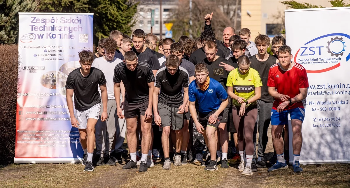 Bieg Tropem Wilczym w Zespole Szkół Technicznych Konin 2026 – uczniowie uczcili pamięć Żołnierzy Wyklętych symbolicznym dystansem 1963 m