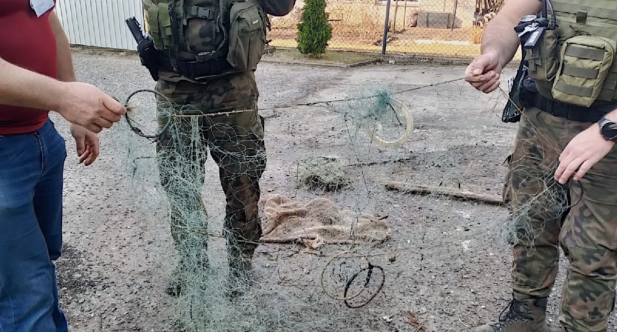 Nielegalny połów ryb na Warcie w gminie Zagórów – policja i straż rybacka zatrzymały kłusownika z sieciami wonton