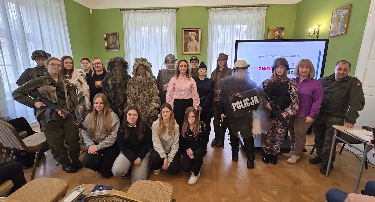 Różnorodność zainteresowań w Żychlinie – konferencja „Akceptuj! Nie oceniaj!” łączy tradycję z pasją młodzieży z Konina i regionu