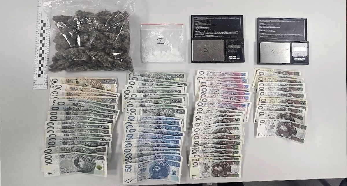 Zatrzymanie trzech osób za posiadanie narkotyków w powiecie tureckim – policja zabezpieczyła susz i mefedron