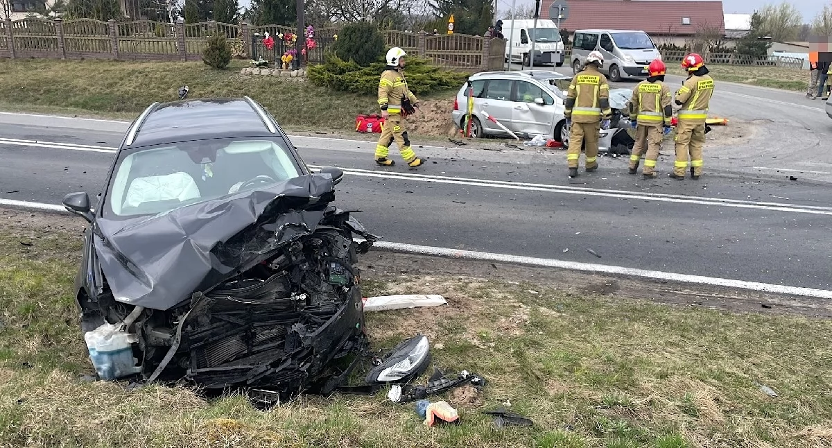 Wypadek trzech samochodów na drodze wojewódzkiej 263 w Szyszłowie – jedna osoba uwolniona z wraku
