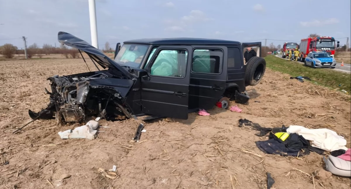 Dachowanie Mercedesa na DW-263 w Mikołajewie – 4 osoby ranne, jedna przetransportowana LPR