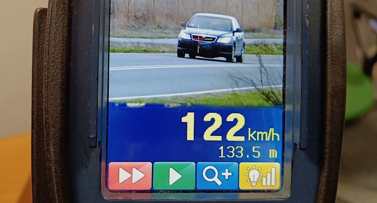 Nowe przepisy działają! Dwóch kierowców straciło prawo jazdy za przekroczenie prędkości o ponad 50 km/h poza obszarem zabudowanym