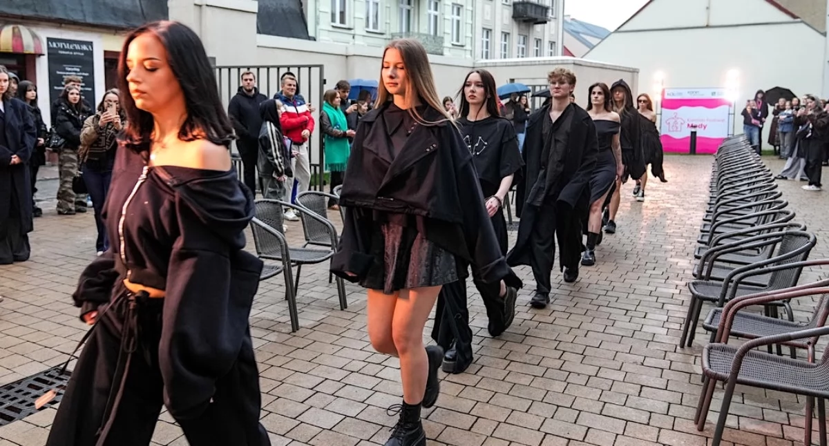 Koniński Festiwal Mody w Domu Zemełki – młodzi projektanci zachwycili publiczność quiet luxury i punkową rebelią