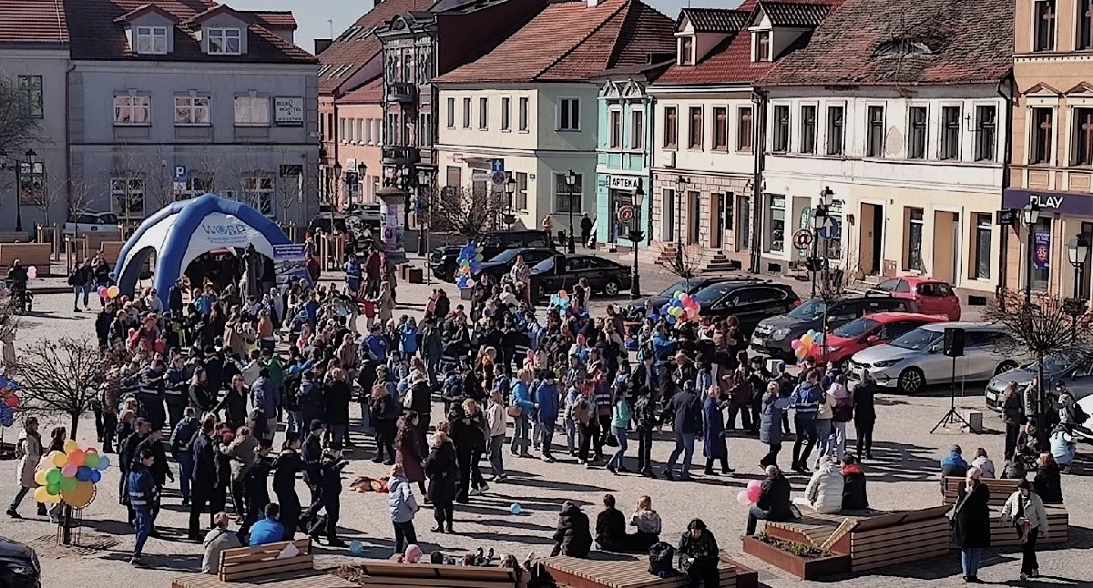 Konin na niebiesko – happening z okazji Światowego Dnia Świadomości Autyzmu na Rynku
