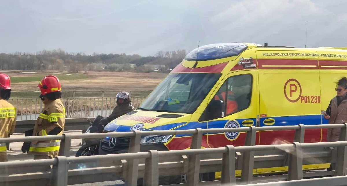 Wypadek na Trasie Bursztynowej w Koninie – Opel Insignia zderzył się z motocyklistą