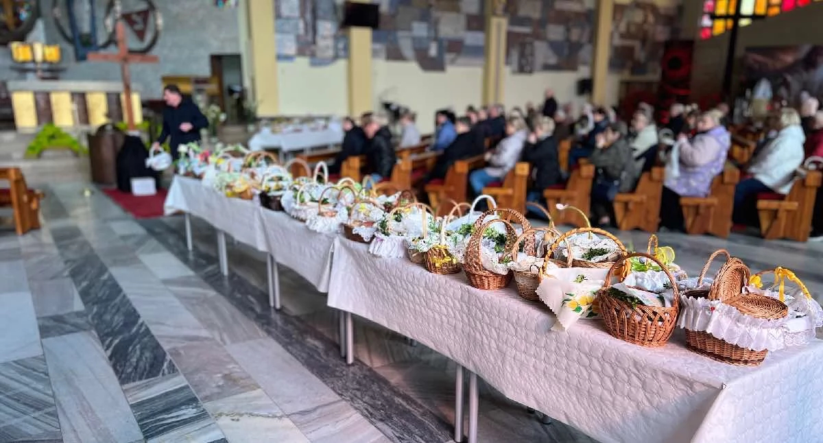Święcenie pokarmów w Wielką Sobotę w Kościele św. Maksymiliana Kolbego w Koninie – tradycyjny obrzęd przed Wielkanocą