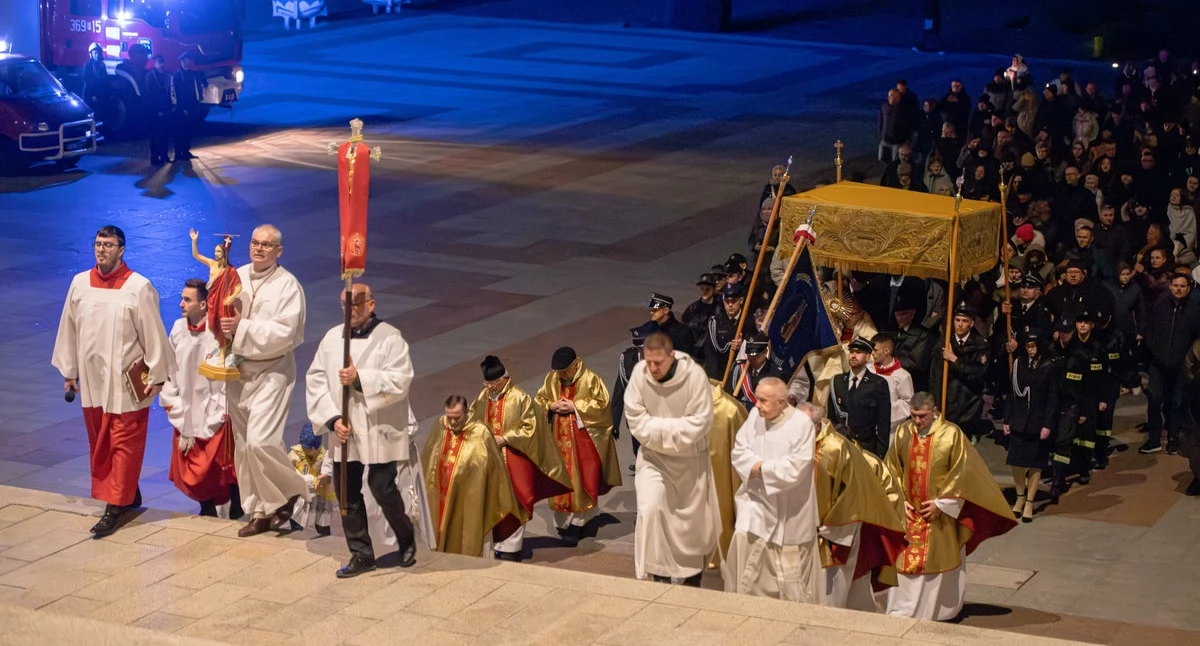 „Pozwól Bogu odsunąć swój kamień” – wzruszająca Liturgia Wigilii Paschalnej w licheńskim sanktuarium