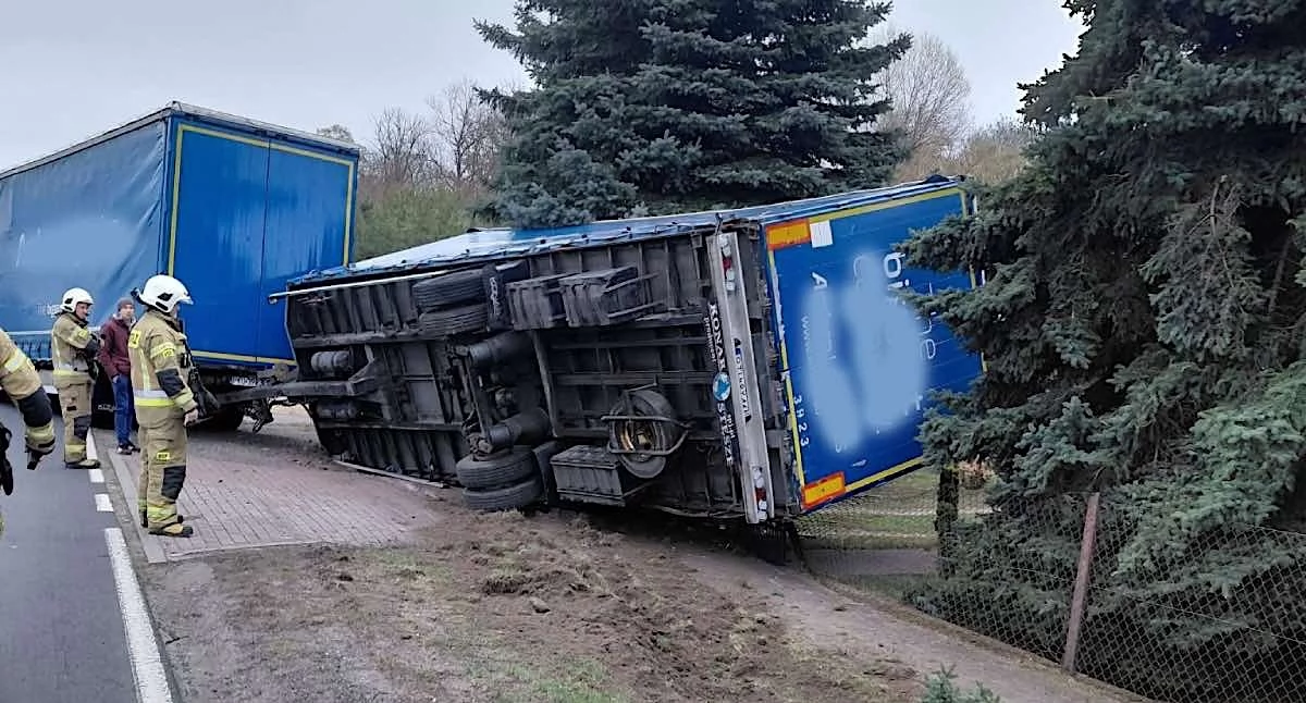 Wypadek ciężarówki w Lisewie Parcelach – kierowca nie dostosował prędkości do warunków drogowych