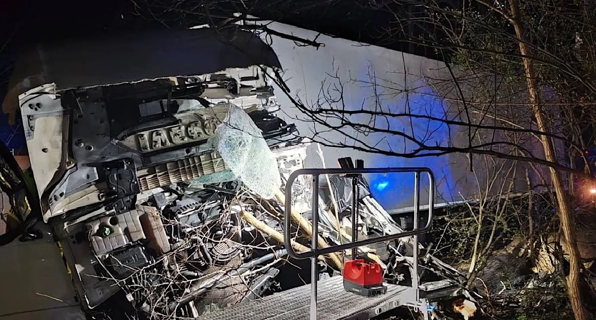 Wypadek ciężarówki w Bierzwiennej Długiej – kierowca uwięziony w kabinie. Trwała 7-godzinna akcja ratunkowa