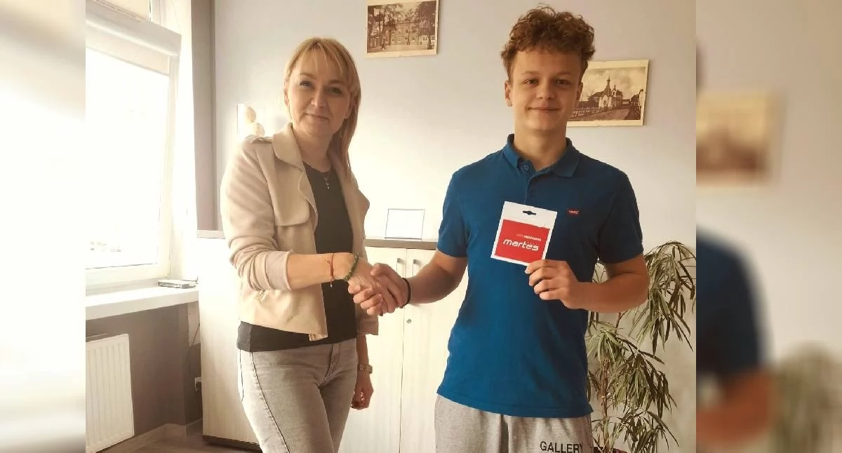 Młody bohater z Konina – uczeń klasy 8 uhonorowany za udzielenie pierwszej pomocy potrąconej koleżance