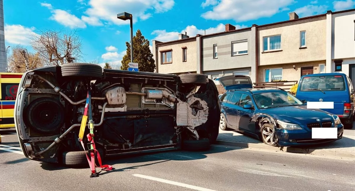 Wypadek na ulicy Kopernika w Słupcy: Kierowca przewrócił auto po zderzeniu z zaparkowanym pojazdem
