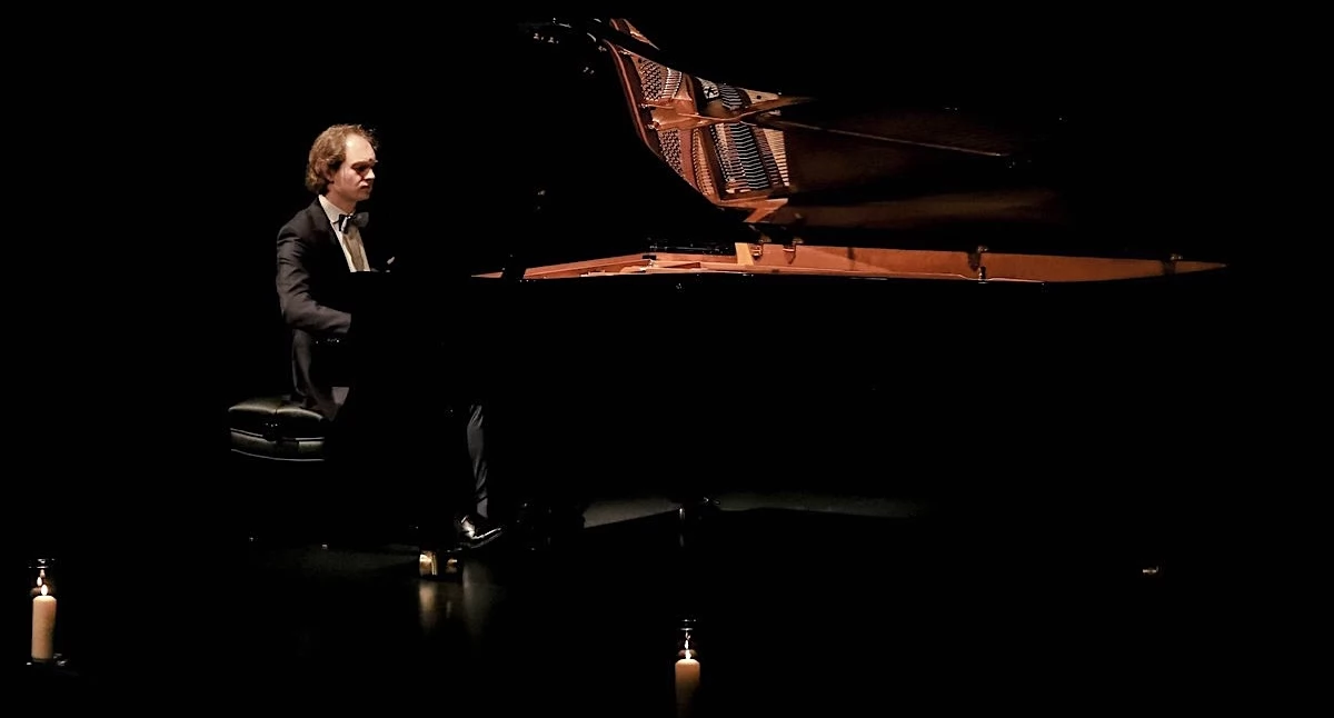 Piotr Pawlak zachwycił konińską publiczność. Recital fortepianowy w CKiS