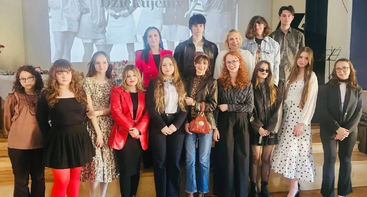 „Portret kobiety w PRL-u” w I LO. Artystyczny projekt uczniów zachwycił widzów