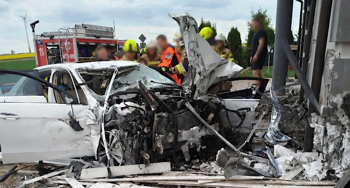 Mercedes uderzył w posesję w Głogowej. Kierowca trafił do szpitala