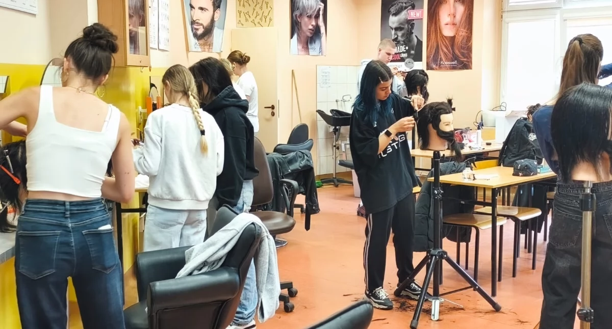 Uczniowie ZST w Koninie szkolą się w zawodzie barbera. Praktyczne zajęcia dzięki unijnemu projektowi