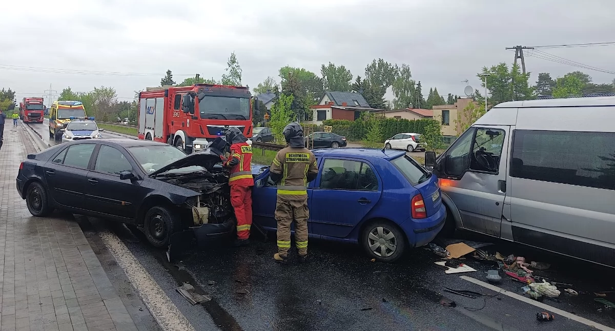 Zderzenie trzech pojazdów na DK25 w Mikorzynie. Droga jest całkowicie zablokowana
