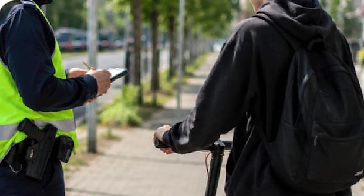 „Jednoślad” w Koninie. Policjanci skontrolowali rowerzystów i użytkowników hulajnóg