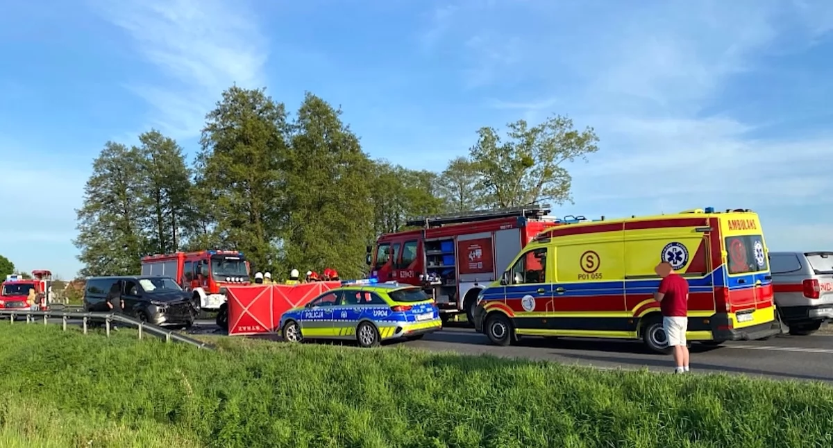 Groźny wypadek na DK72 w Przykonie. Na miejscu strażacy i służby ratunkowe