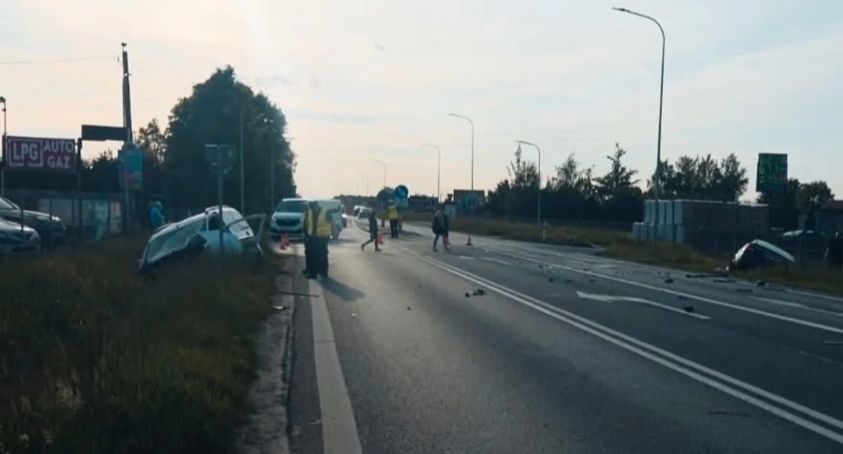 Zderzenie dwóch samochodów osobowych na skrzyżowaniu ulicy Konińskiej z ulicą Dojazdową w Brzeźnie 