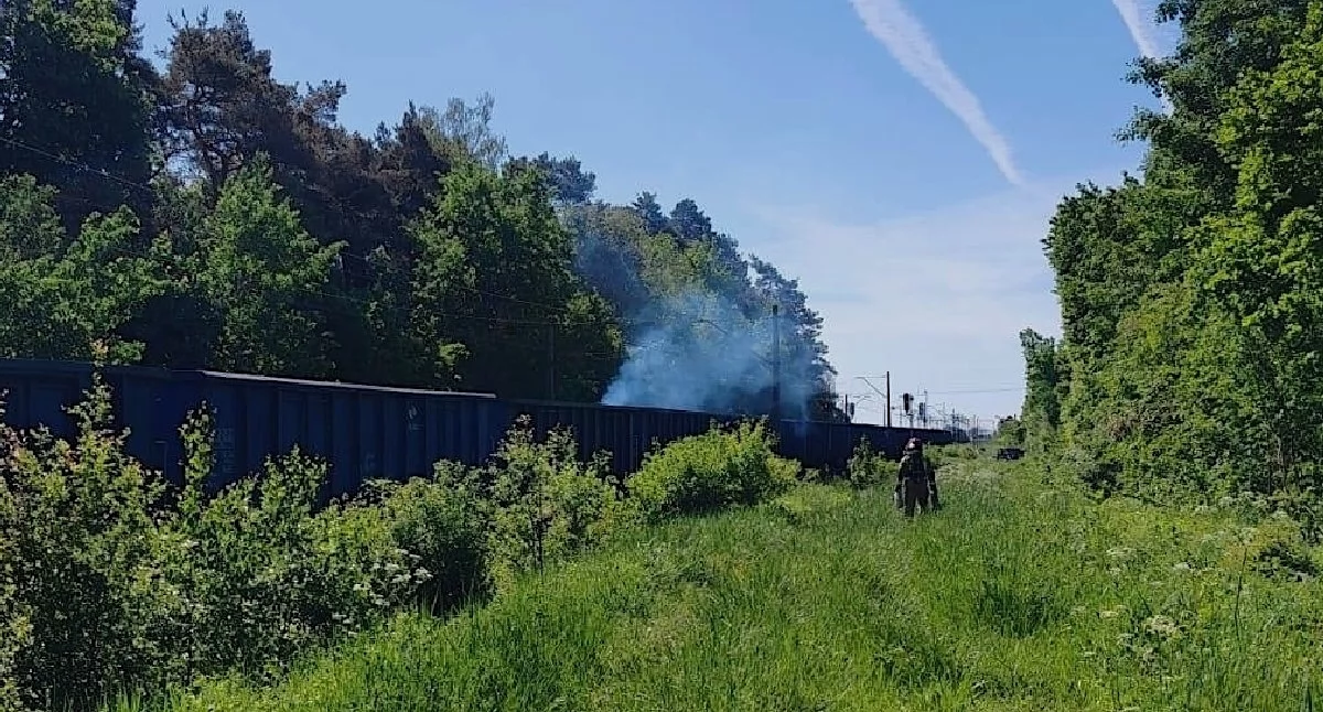 Groźny pożar wagonu z siarką pod Koninem. Wstrzymano ruch pociągów w Babiaku