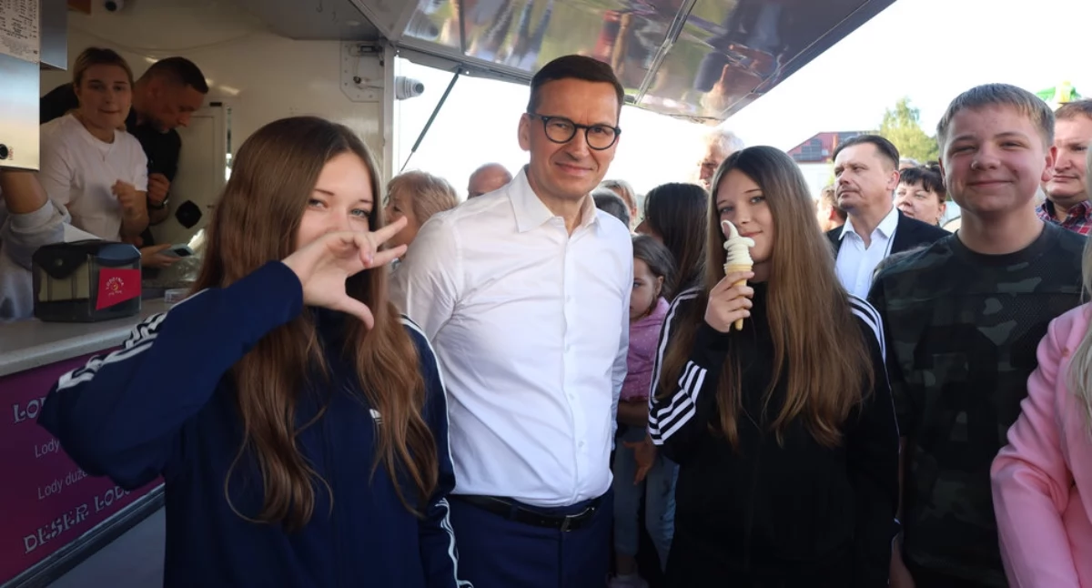 Mateusz Morawiecki w Wierzbinku. Mówił o atomie w Koninie i rozdawał dzieciom lody