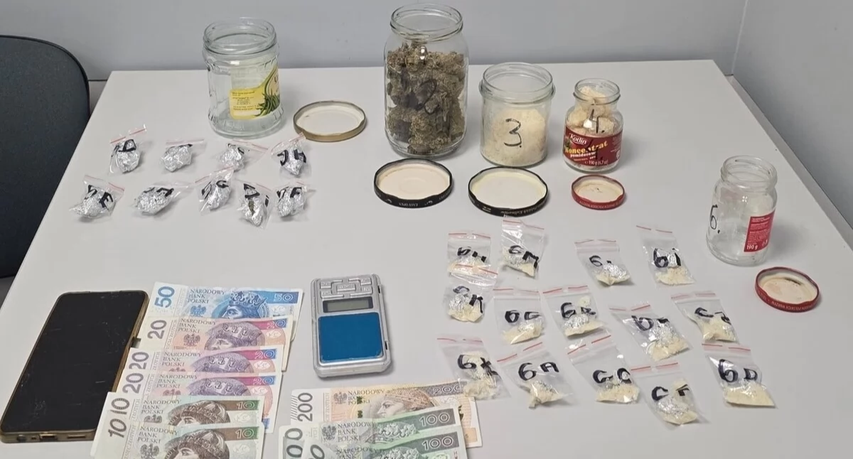 Kryminalni z Turku przejęli blisko 245 gramów narkotyków. 32-latek usłyszał poważny zarzut