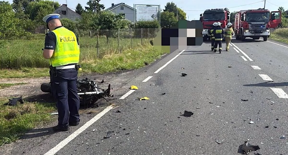 Wypadek na DK25 w Modle Królewskiej. Motocykl zderzył się z autem, droga całkowicie zablokowana