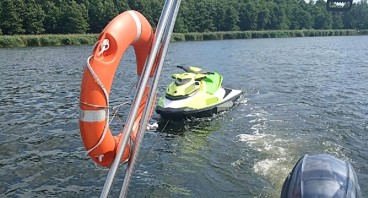 Blisko 2 promile i pędził skuterem wodnym. 44-latek zatrzymany na jeziorze przez policyjny patrol