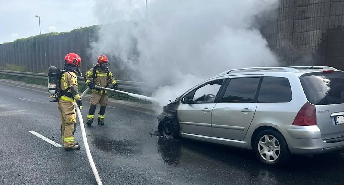 Pożar samochodu na Trasie Bursztynowej w Koninie. Strażacy i policja interweniowali na miejscu