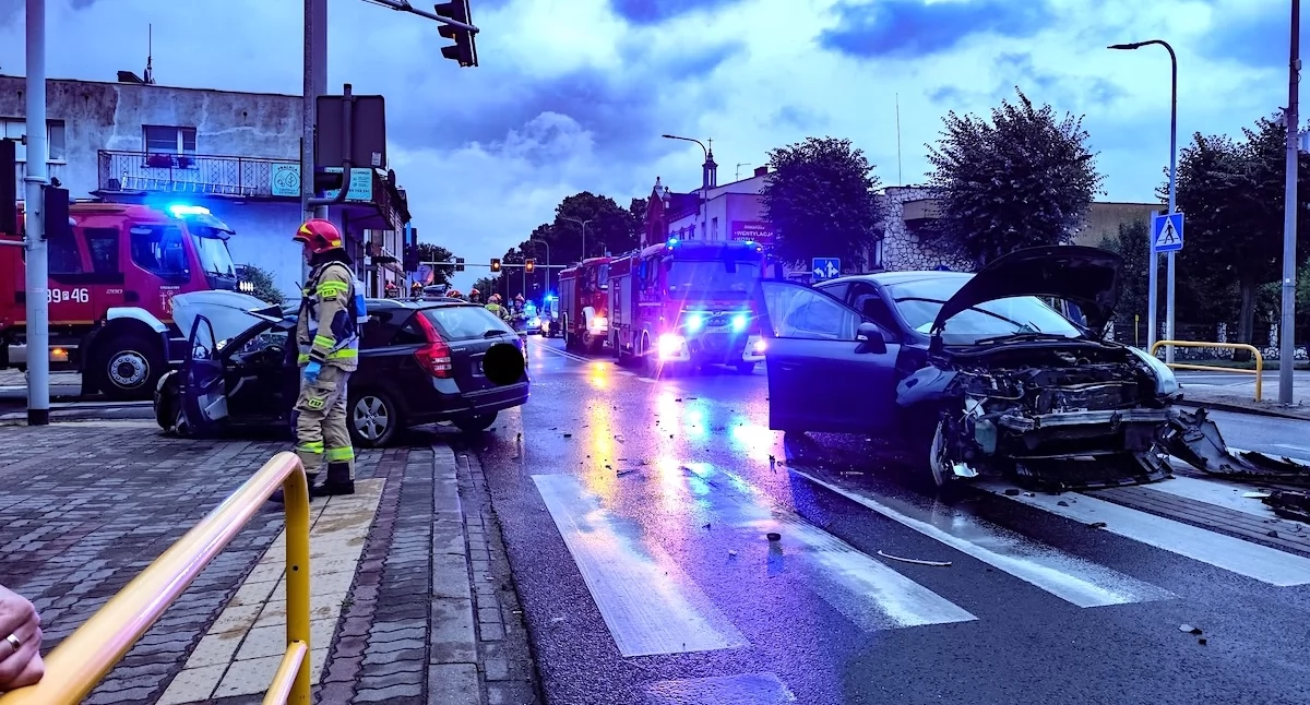 Nocny wypadek na DK92. Dwie osoby trafiły do szpitala, na miejscu pracowały wszystkie służby