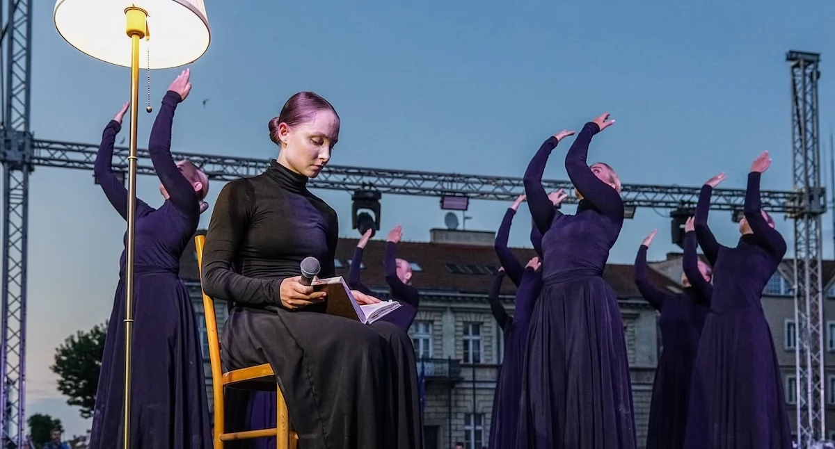 Poruszający spektakl „Sztetl” na konińskiej Starówce. Publiczność nagrodziła artystów owacjami na stojąco