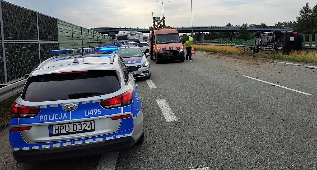 Poważny wypadek na autostradzie A2. Bus przewrócił się na bok, trasa w kierunku Poznania jest zablokowana