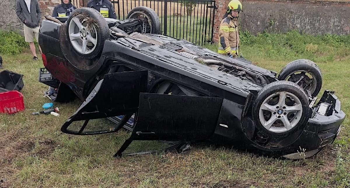 Groźny wypadek w Racięcinie. BMW dachowało i wylądowało poza jezdnią