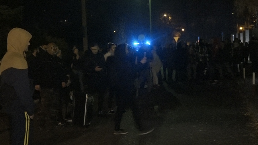 Zamieszki przed komendą